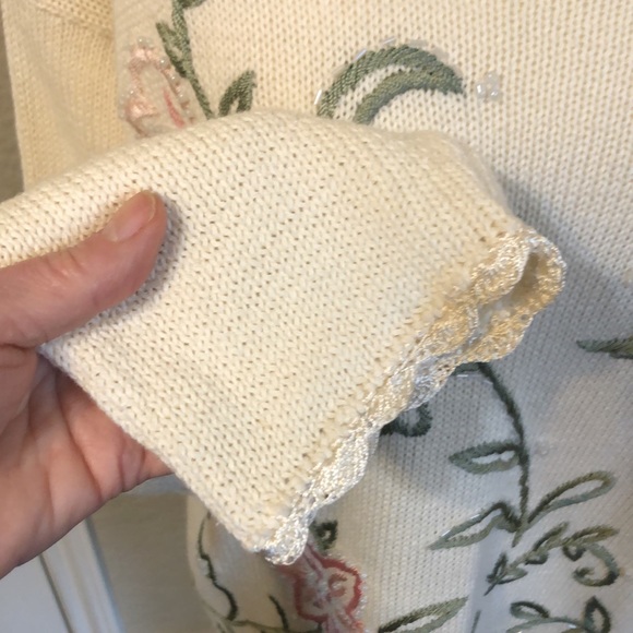 Beautiful embellished sweater - Picture 4 of 9